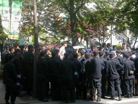 교육부에 학생들의 특별감사촉구서명을 전달하러 가는 학생들을 막고 있는 전경들 